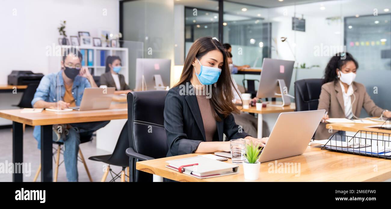 Bureau social à distance avec l'équipe d'affaires porter un masque de visage comme nouvelle vie normale Banque D'Images