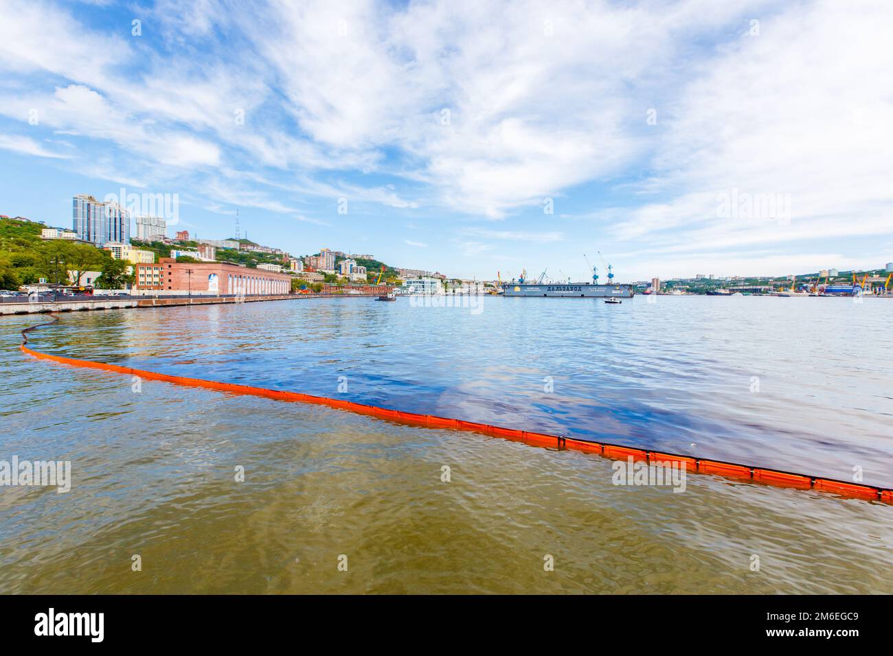 Été 2016 - Vladivostok, Russie - désastre environnemental. Déversement de produits pétroliers dans la mer. Dir Banque D'Images