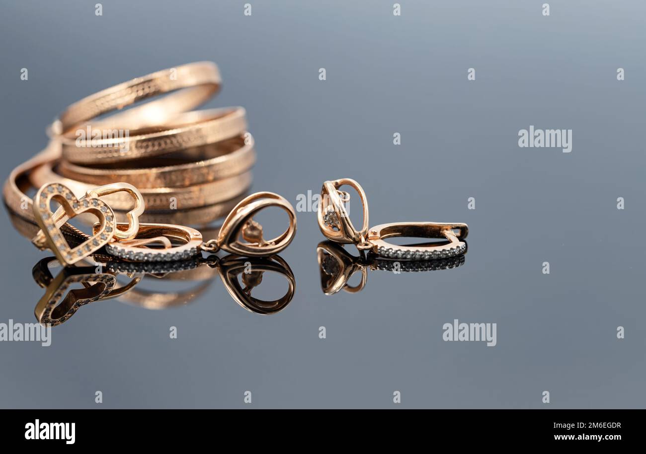 Bijoux en or élégants pour femmes de différentes formes Banque D'Images