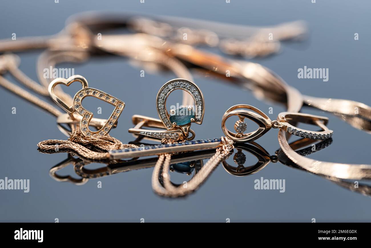 Bijoux en or élégants pour femmes de différentes formes Banque D'Images