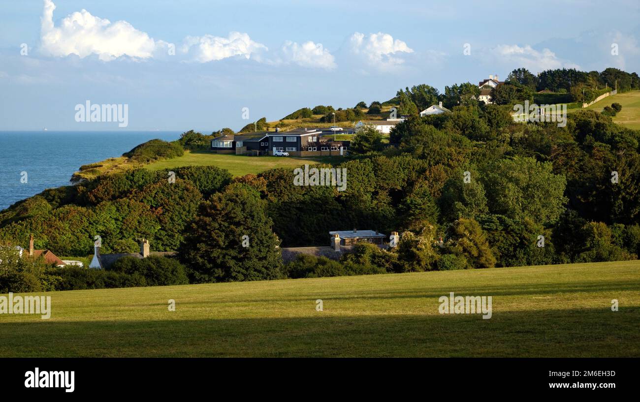 Douvres, Angleterre falaises blanches et port de Douvres le long de la côte de la Manche. Banque D'Images