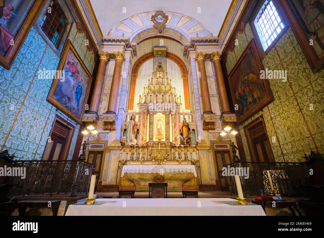 Vue sur l'autel riche, chic, doré et baroque. À l'église catholique Igreja de Santiago à Tavira, Algarve, Portugal, Europe. Banque D'Images