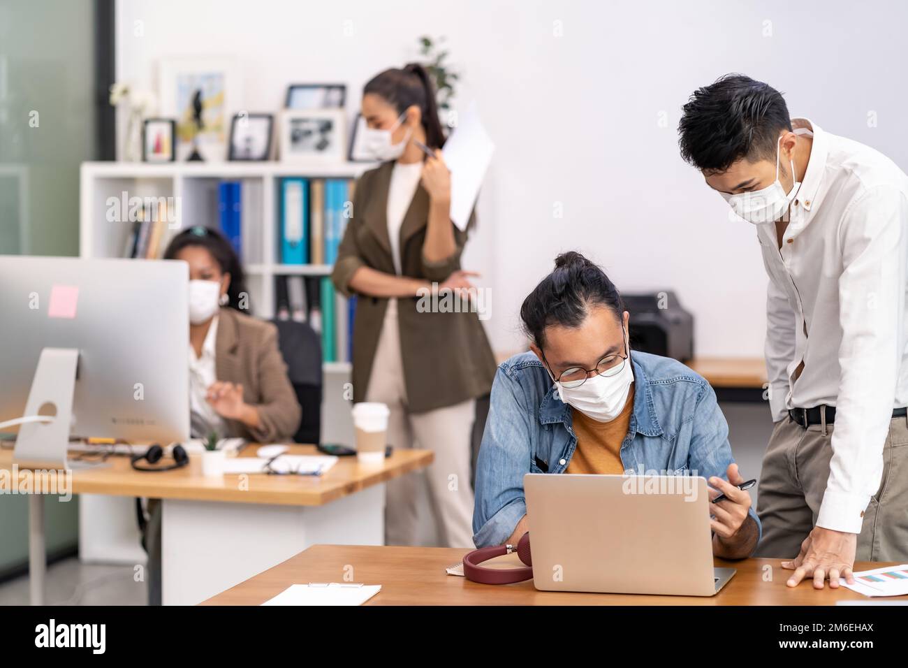 Bureau social à distance avec l'équipe d'affaires porter un masque de visage comme nouvelle vie normale Banque D'Images