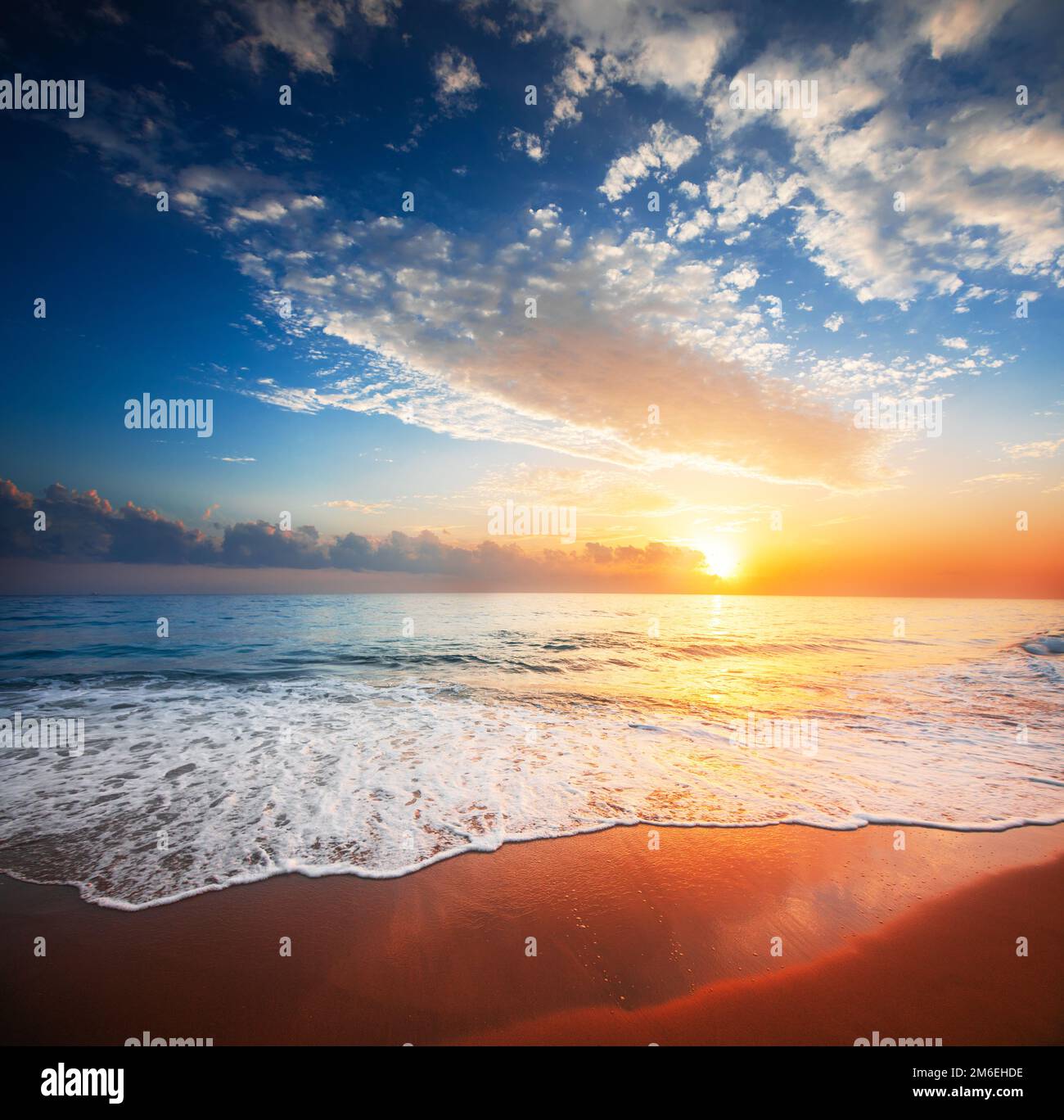 Magnifique coucher de soleil tropical et mer Banque D'Images