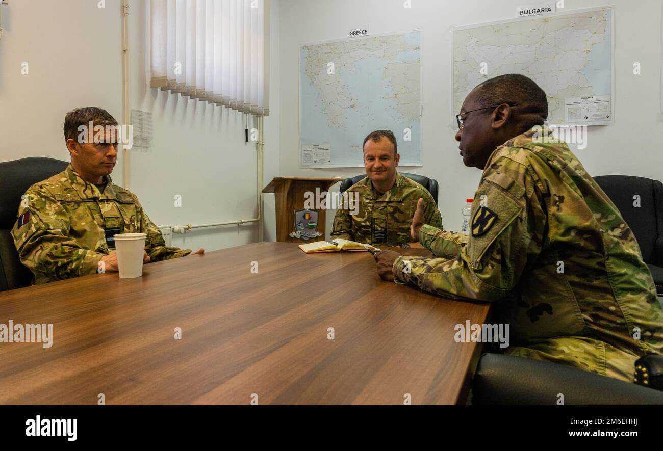 ÉTATS-UNIS Le colonel de l'armée de terre Kendrick Traylor, commandant du Groupe de soutien régional de la mer Noire, explique la zone d'opérations des États-Unis en Roumanie au vice-maréchal de l'air de la Royal Air Force Phil Robinson et au commandant de l'escadre Dominic Dutch Holland à la base aérienne de Mihail Kogalniceanu, en Roumanie, en Ontario, 26 avril 2022. Le vice-maréchal de l'air Phil Robinson s'est rendu à la base aérienne de MK pour rencontrer le personnel de l'escadre aérienne expéditionnaire de 140th et obtenir une sensibilisation accrue à la mission de police aérienne de la Royal Air Force. Banque D'Images