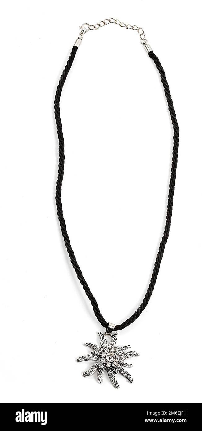 Collier à ficelle ou à corde métallique isolé sur fond blanc Banque D'Images