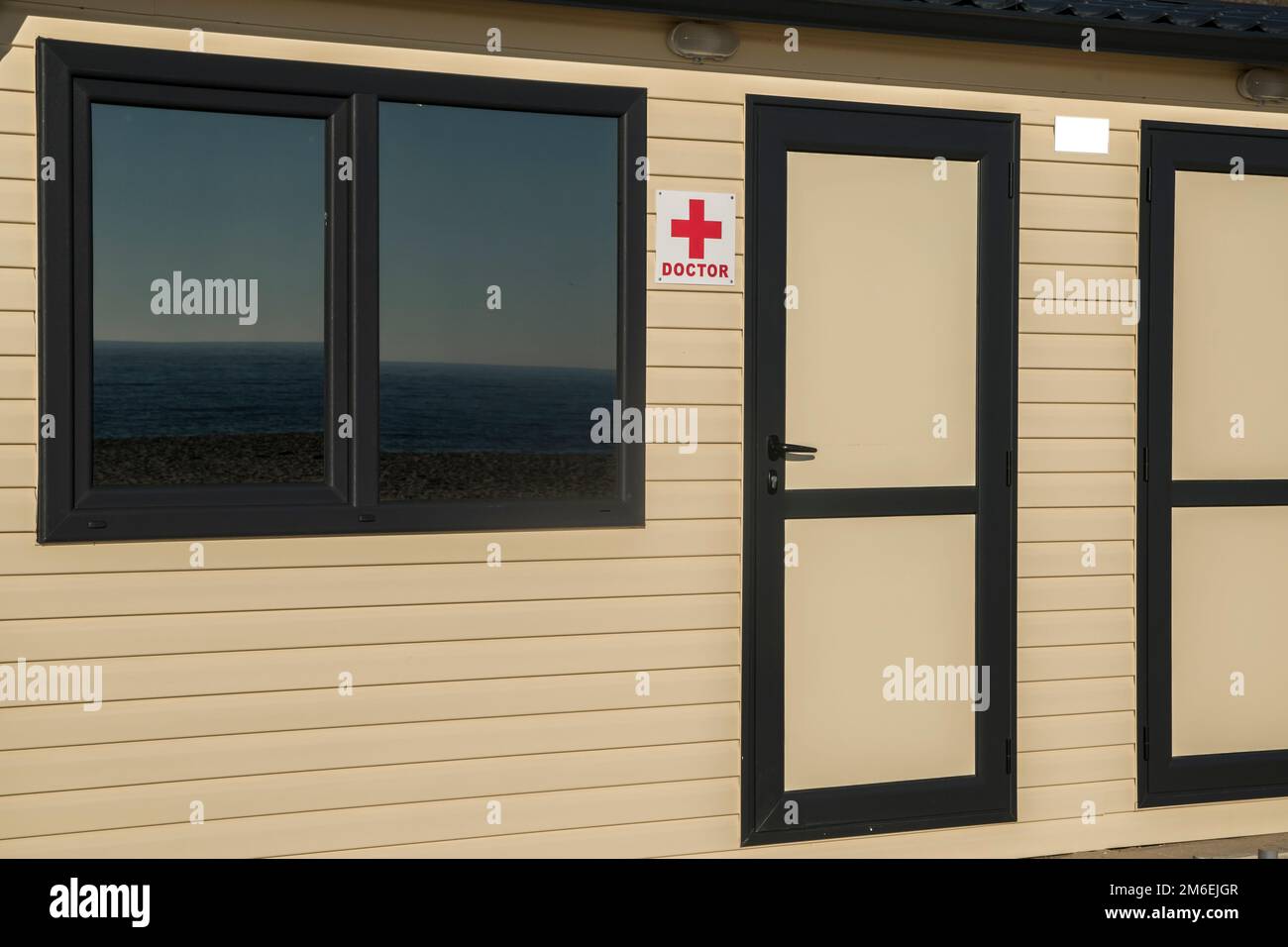 Chambre de premiers soins sur la plage publique dans la station balnéaire Banque D'Images