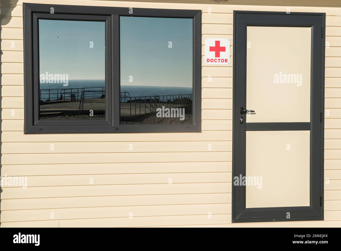 Chambre de premiers soins sur la plage publique dans la station balnéaire Banque D'Images