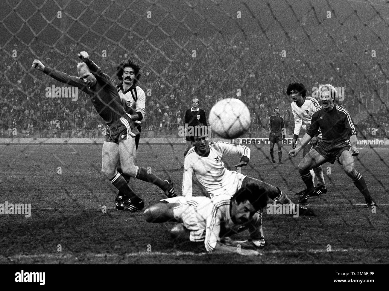 ARCHIVE PHOTO: Dieter Hoeness fête son anniversaire de 70th sur 7 janvier 2023, Dieter HOENESS (à gauche) marque le but du faire 1:0, action, but tourné, se détourne jubillement, goaljubel, But Success, observé à droite par Karl-Heinz RUMMENIGGE, joueur portugais battu sur le terrain, football coupe d'Europe FC Bayern Munich - Benfica Lisbonne 4:1, enregistrement noir et blanc, format paysage, 4 novembre 1981 Sven Simon#Prinzess-Luise-Strasse 41#45479 Muelheim/R uhr #tél 0208/9413250#fax. 0208/9413260#KTO.1428150 C ommerzbank E ssen BLZ 36040039# www.SvenSimon.net. Banque D'Images