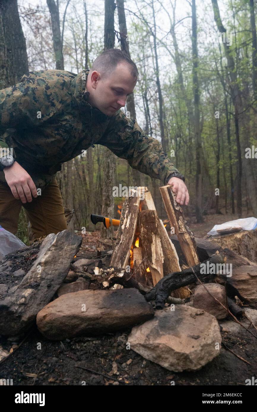 ÉTATS-UNIS Corps de la marine 1st le lieutenant Kyle Eaton, futur officier des opérations avec le Régiment du guerrier blessé, et natif de Mt. Vernon, dans l'État de Washington, construit un feu sur le site de bivouac, sur le sentier des Appalaches, à 26 avril 2022. Eaton et d'autres Marines et marins du Warrior Regiment ont terminé la randonnée de 20 miles de Bluemont, Virginie à Harpers Ferry, Virginie occidentale en deux jours. L'événement a été mené dans le but de construire la camaraderie et de favoriser l'esprit de guerrier au sein de ces membres de service de récupération. Banque D'Images