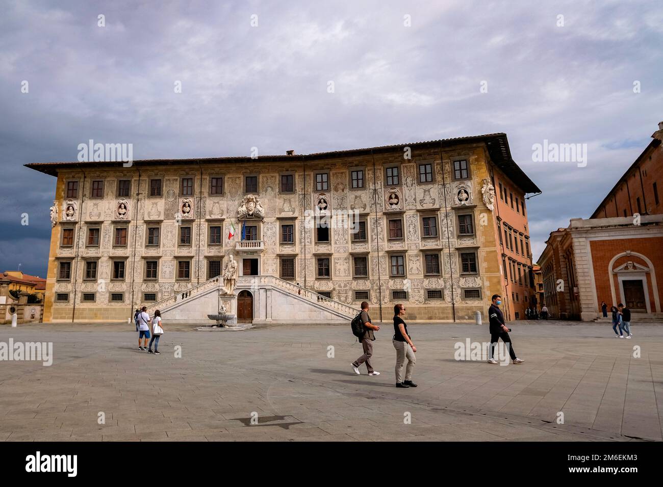 Pise, Italie - touristes marchant devant le Palazzo della Carovana sur la Piazza dei Cavalieri Banque D'Images