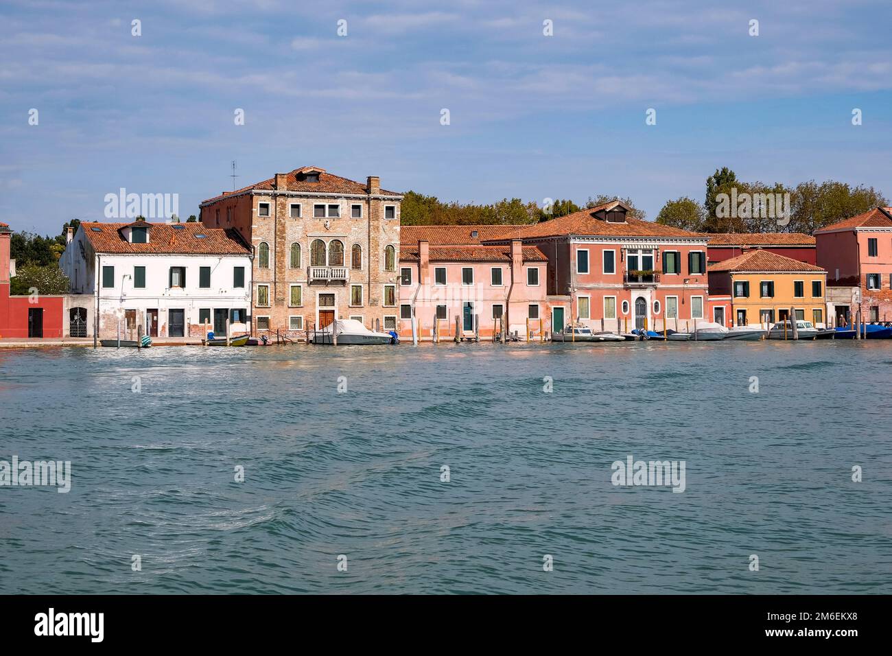 Vue de la maisons vénitiennes colorées le long du canal à l'îles de Murano à Venise Banque D'Images