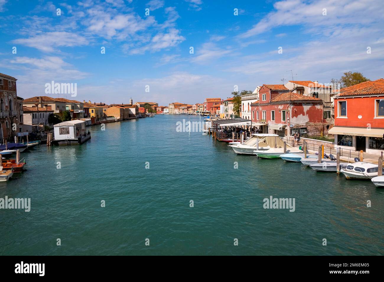 Vue de la maisons vénitiennes colorées le long du canal à l'îles de Murano à Venise Banque D'Images