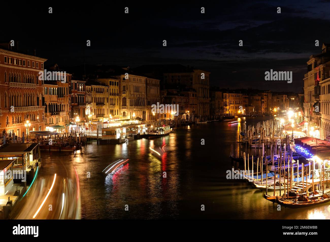 Vue sur le Grand Canal depuis le pont du Rialto la nuit Banque D'Images