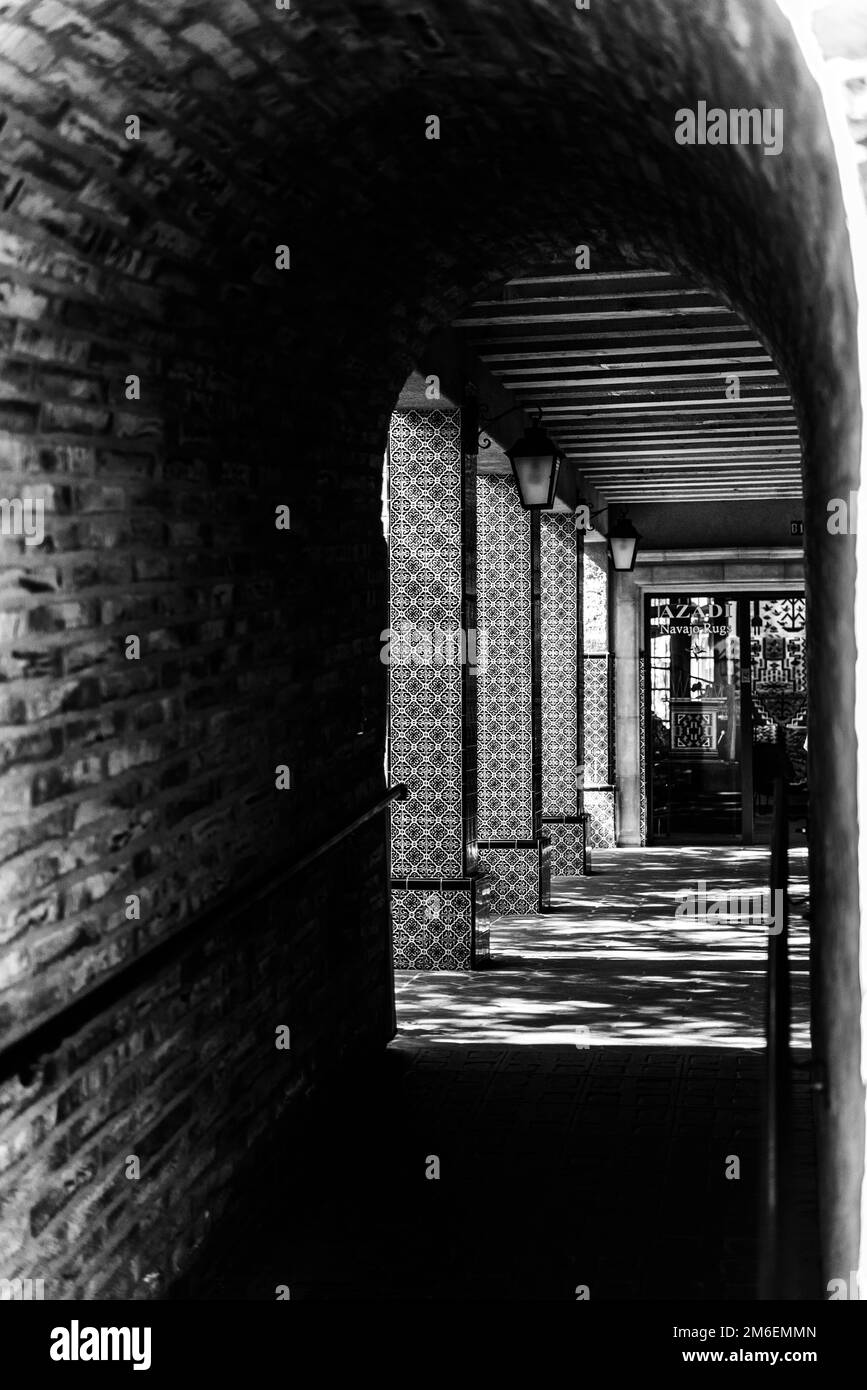 Échelle de gris verticale d'un ancien tunnel avec colonnes en mosaïque Banque D'Images