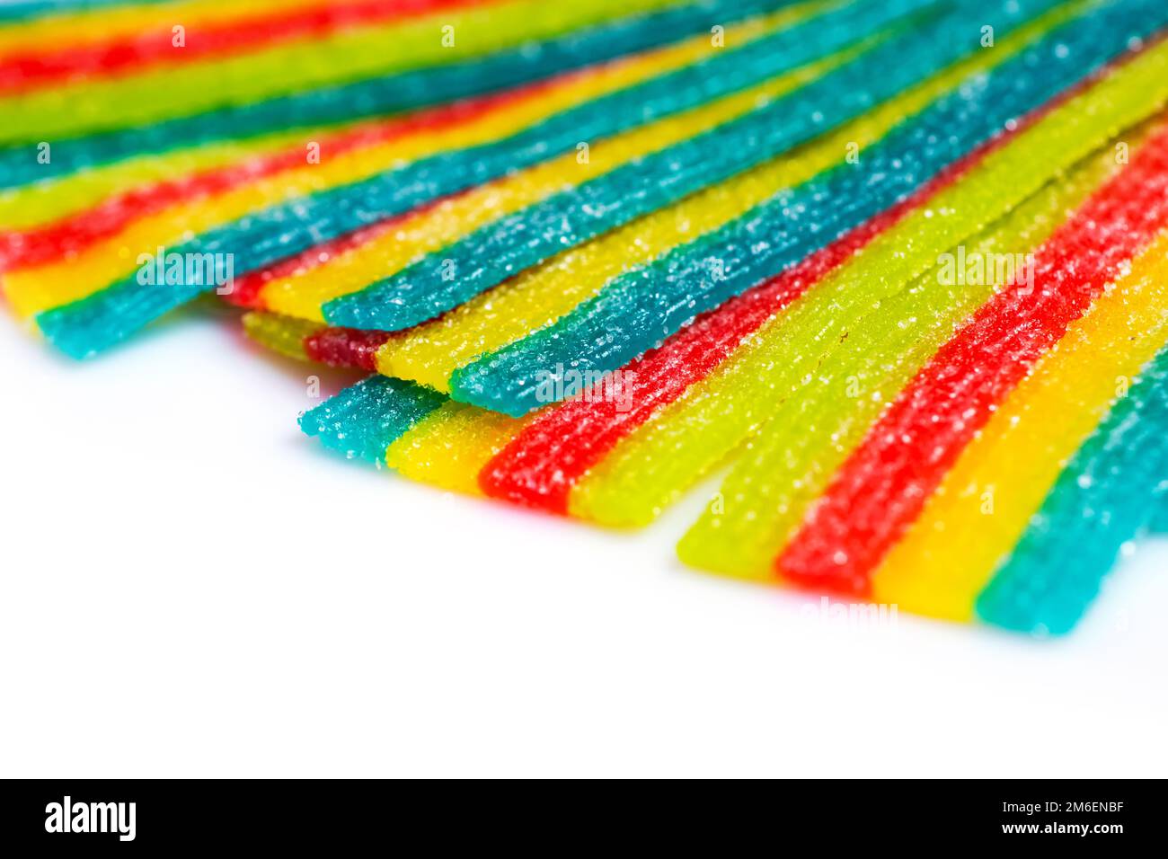 lanières de bonbons aigre en sucre sur fond blanc. Banque D'Images