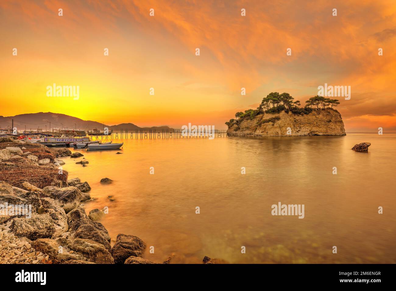 Le lever du soleil à l'île d'Agios Sostis (cameo) à Zakynthos, Grèce Banque D'Images