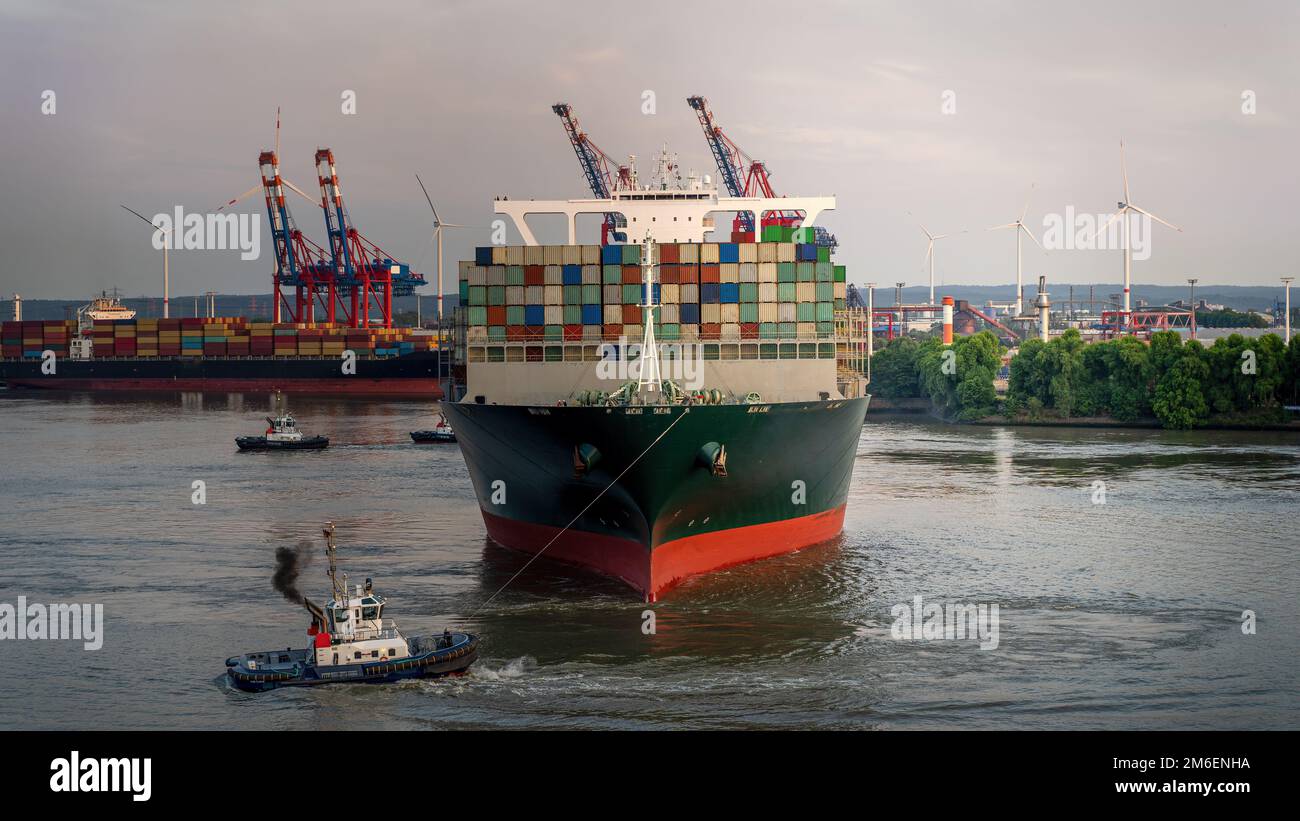 Bateau à conteneurs dans le port de Hambourg Banque D'Images