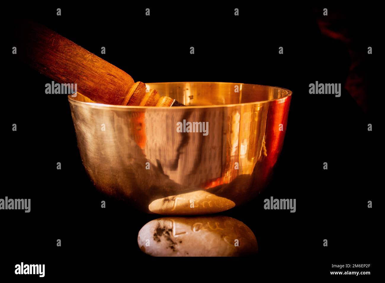 Le bol de chant et la pierre sur la pierre est le mot rire qui se reflète dans le bol de chant Banque D'Images