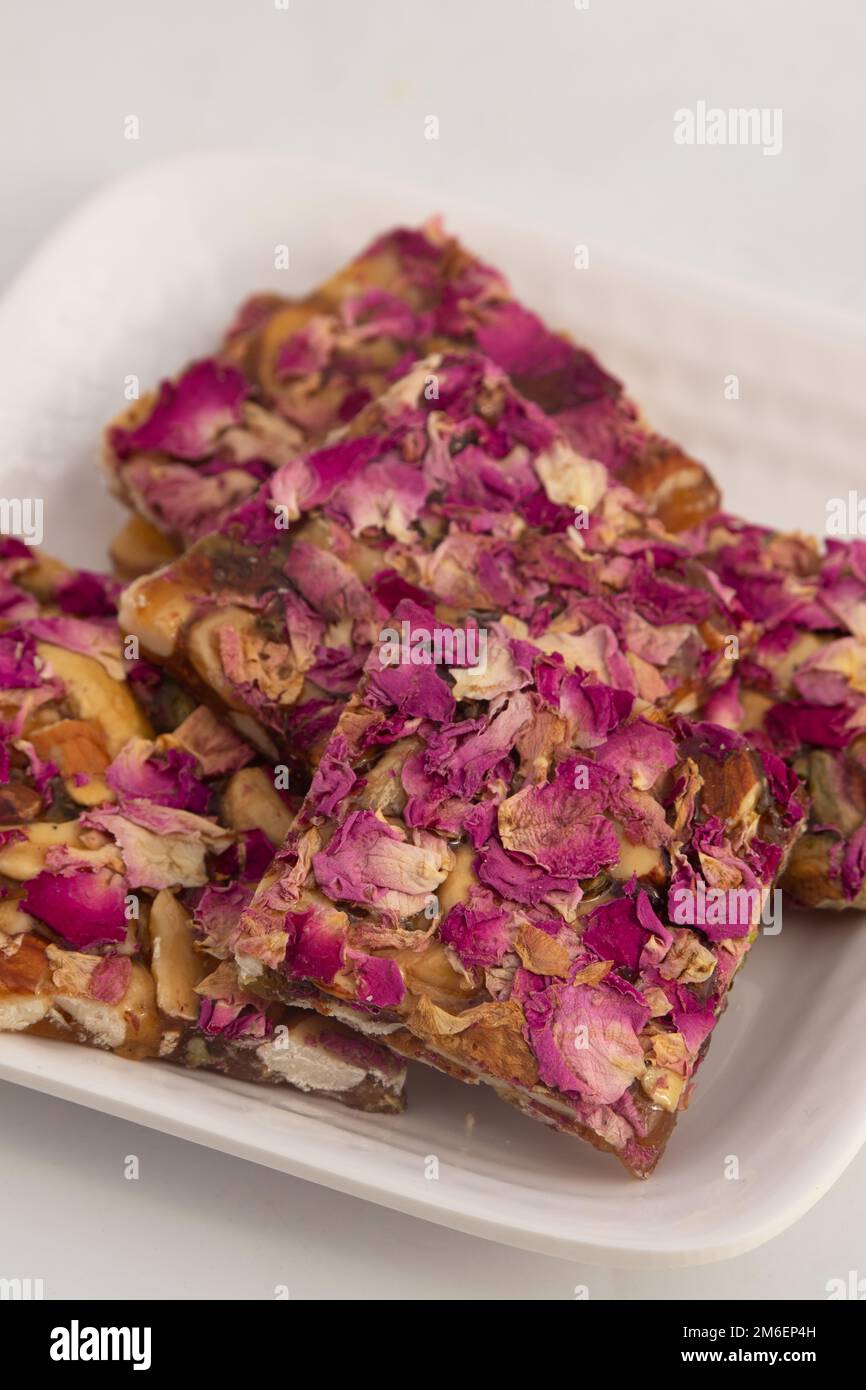 Fruit sec de rose Chikki également appelé Gulab til Gajak, Gazak, Gachak sont des bonbons friables à base de gud, Mungfali, Gur, arachides rôties, pétales de goulab, GR Banque D'Images