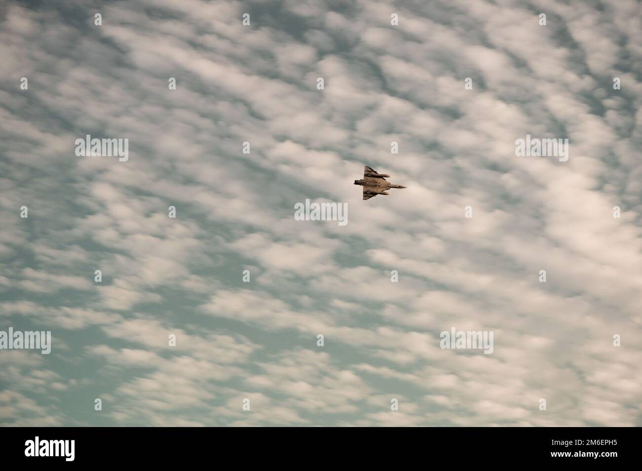 Un Dassault Mirage 2000 de l'Armée de l'Air française s'élève au-dessus d'un spectacle aérien français vol de nuit à la base aérienne 188, Djibouti, 26 avril 2022. Les États-Unis et nos forces partenaires demeurent attachés à la stabilité, à la sécurité et à la prospérité de l'Afrique. Banque D'Images