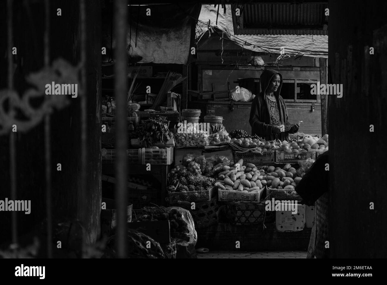 femme balinaise en arrière-plan travaillant sur le marché. noir et blanc. Indonésie, Bali Banque D'Images