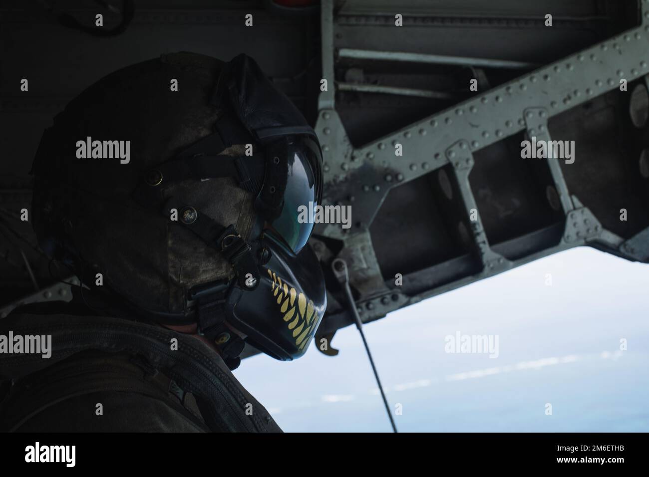 Un Marine américaine avec le Marine Heavy Helicopter Squadron (HMH) 466 déménage pour extraire des Marines du 3D Bataillon de reconnaissance, 3D Division Marine, exécutant un raid amphibie sur l'île d'Ukibaru, Okinawa, Japon, le 26 avril 2022. Cette formation spécialisée à l'insertion et à l'extraction a permis à Marines d'acquérir les compétences et la confiance nécessaires pour les opérations clandestines, en veillant à ce qu'elles soient prêtes à exécuter un ensemble diversifié de missions de reconnaissance et de surveillance d'origine hydrique afin de maintenir la sécurité régionale dans l'Indo-Pacifique. (Photo du corps des Marines des États-Unis par le Cpl. Jackson Dukes) Banque D'Images