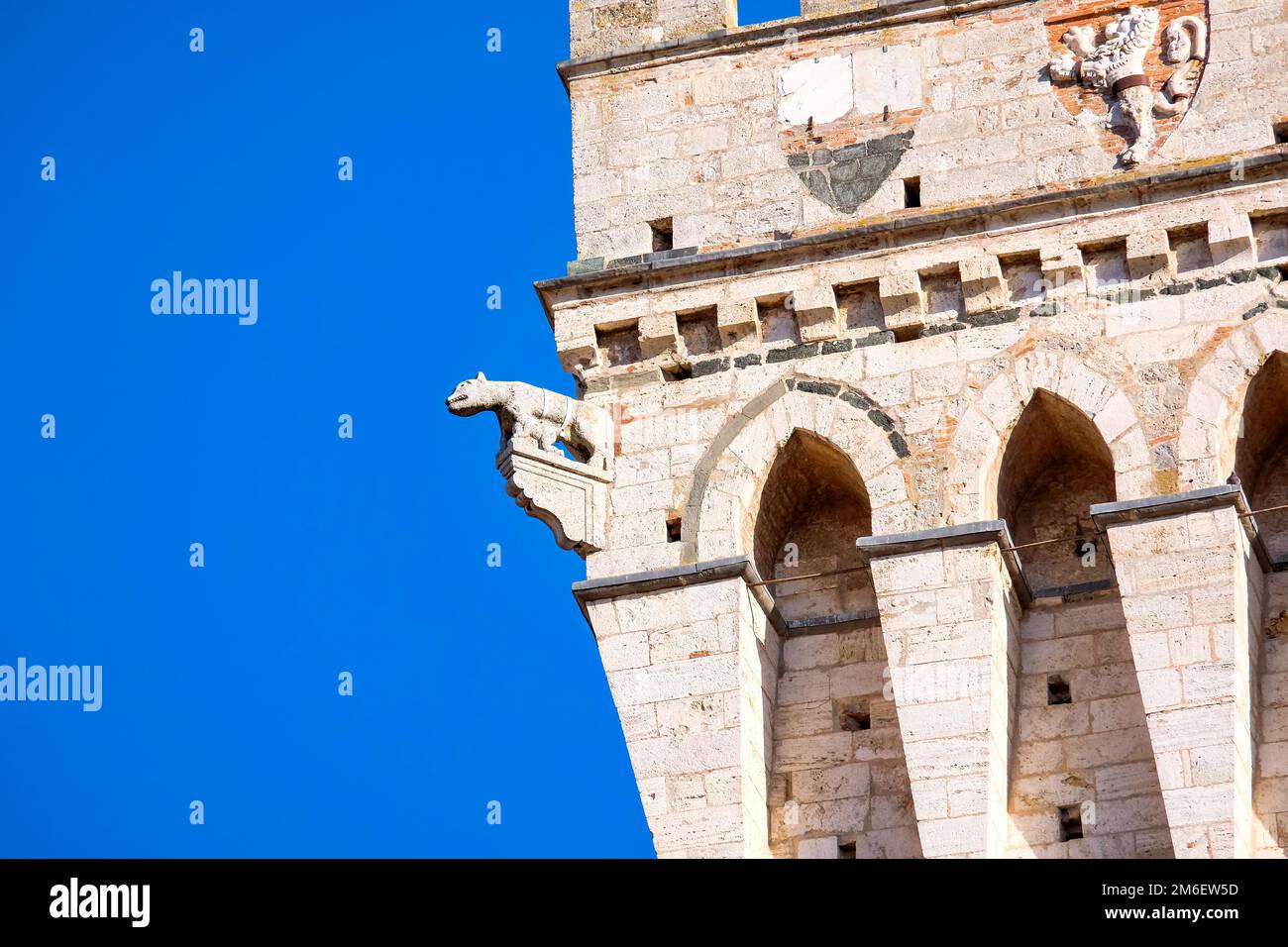 Détails de Torre del Mangia - ciel bleu clair - Sienne, Toscane, Italie Banque D'Images