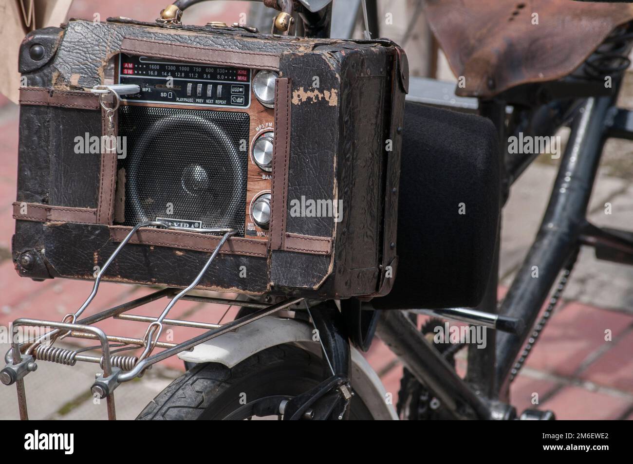 Radio d'époque montée sur un ancien vélo à trois roues Banque D'Images