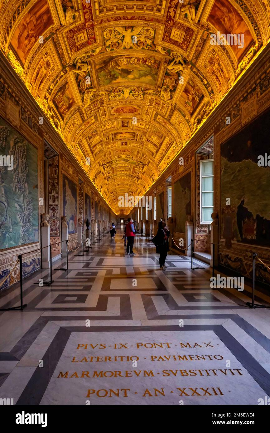 Magnifique couloir voûté à l'intérieur du Musée du Vatican - Galerie De cartes Banque D'Images