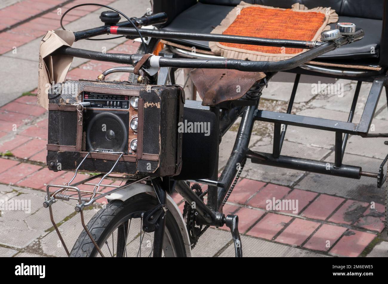 Radio d'époque montée sur un ancien vélo à trois roues Banque D'Images