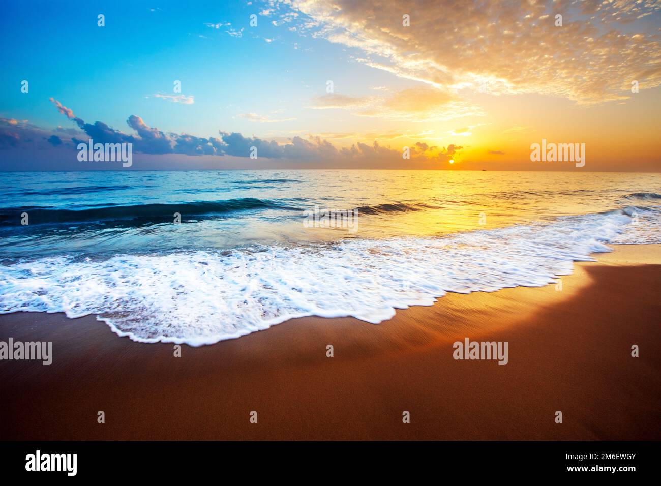 Magnifique coucher de soleil tropical et mer Banque D'Images