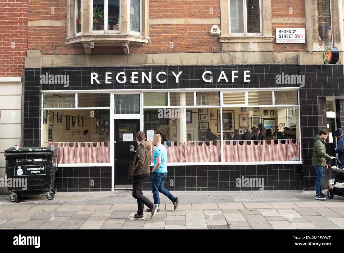 Londres - 2022 novembre : Regency Cafe en SW1 - café d'angle sans chichis avec extérieur carrelé, pour un petit déjeuner anglais complet et un menu britannique traditionnel Banque D'Images