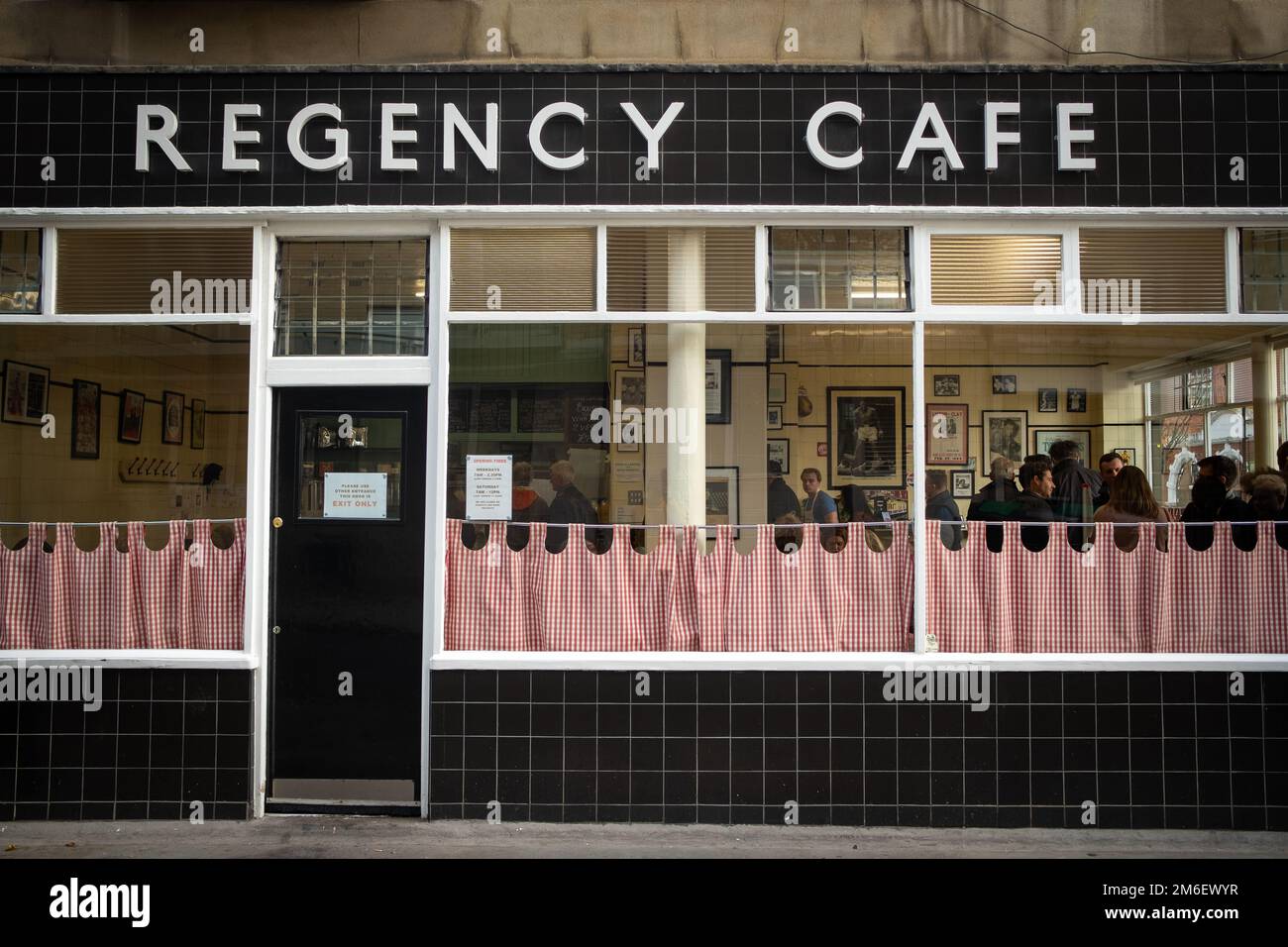 Londres - 2022 novembre : Regency Cafe en SW1 - café d'angle sans chichis avec extérieur carrelé, pour un petit déjeuner anglais complet et un menu britannique traditionnel Banque D'Images