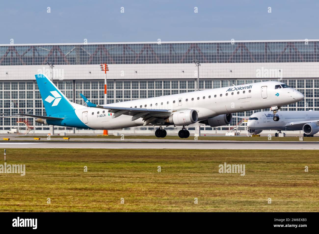 Air Dolomiti Embraer ERJ 195 Flugzeug Flughafen München in Deutschland Banque D'Images