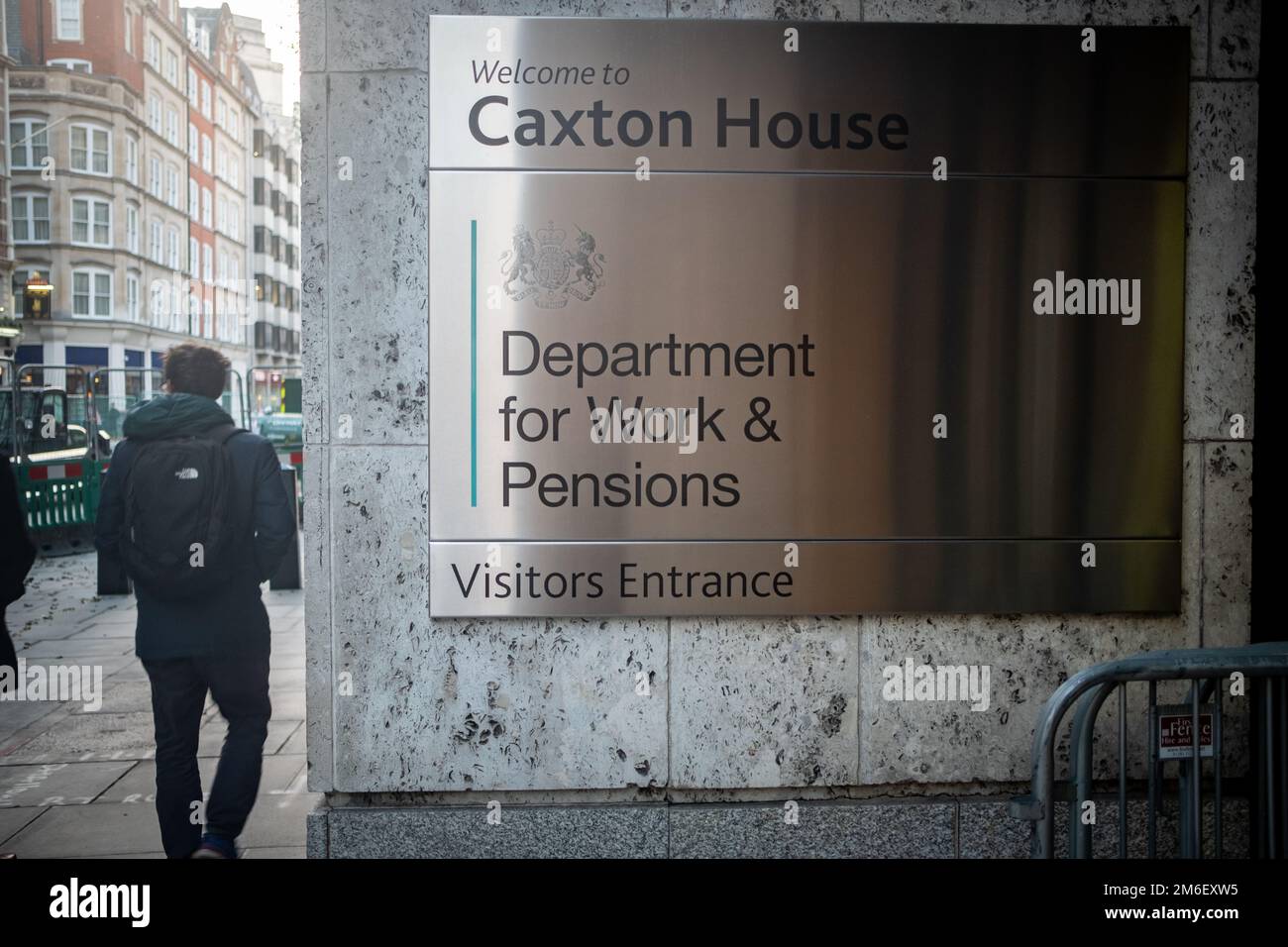Londres - novembre 2022 : Département du travail et des pensions de la Maison Caxton à Westminster. Bâtiment du gouvernement du Royaume-Uni Banque D'Images