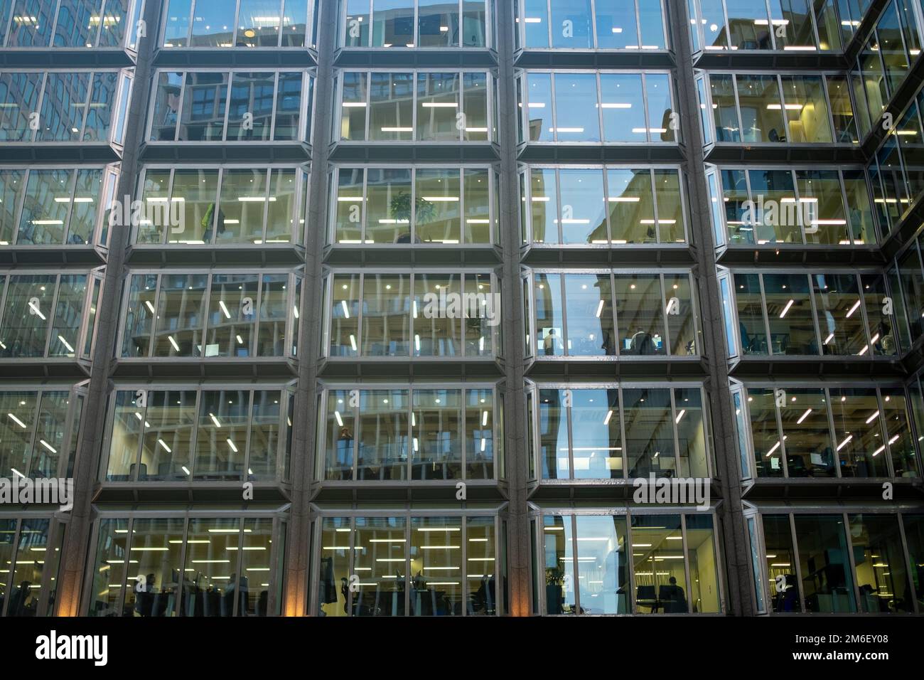 Vue vers le haut des immeubles de bureaux sur la rue Victoria à Westminster, Londres Banque D'Images