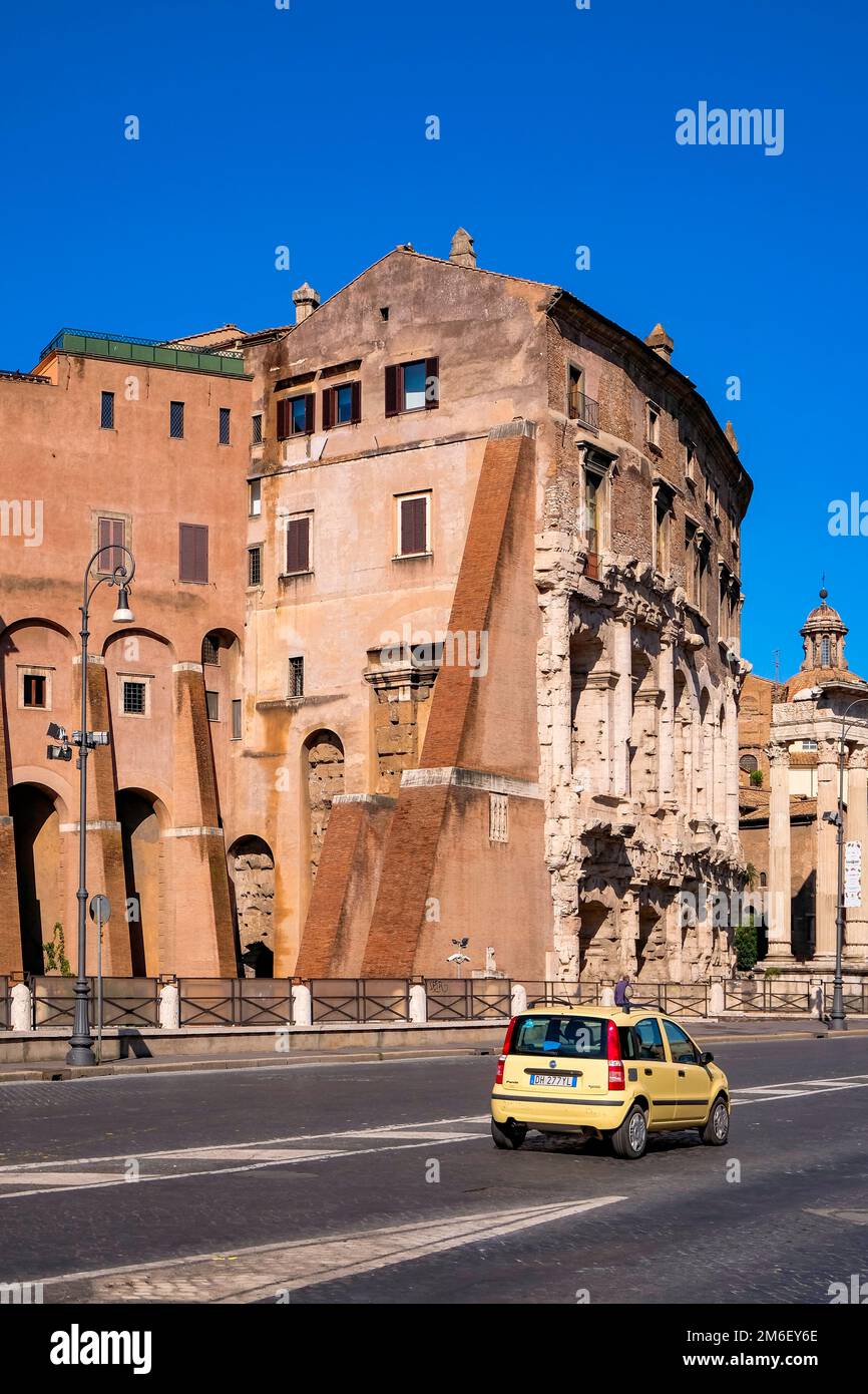 Teatro Marcello ruines avec une petite voiture jaune italienne - ciel bleu clair - Rome, Italie Banque D'Images