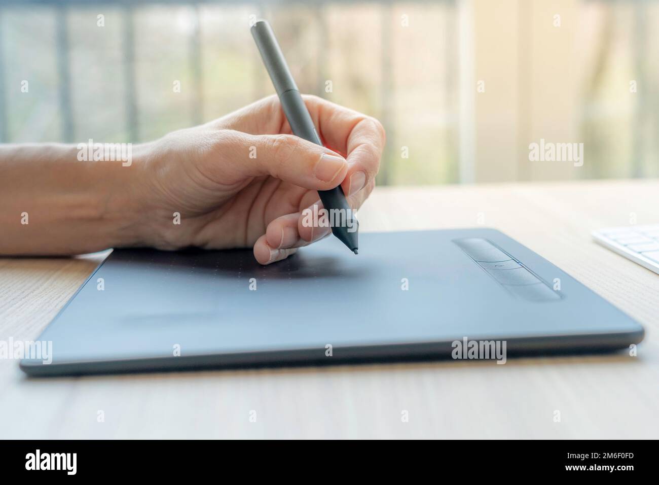 Artiste vidéo utilisant une tablette graphique. Banque D'Images