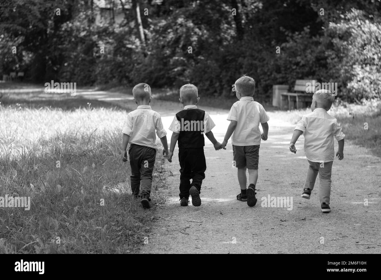 Les enfants se rassemblent sur le sentier du parc Banque D'Images
