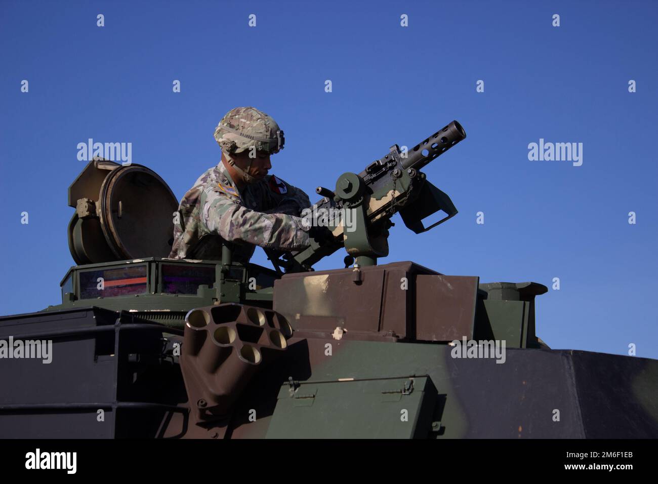 ÉTATS-UNIS Le sergent d'état-major de l'armée Alex Jobe, membre d'équipage de véhicule aminé de l'escadron 2nd, 11th Armored Cavalry Regiment, inspecte le système d'armes sur un véhicule blindé pendant la partie émission de véhicule de la coupe Sullivan à fort Benning, en Géorgie, au 26 avril 2022. La coupe Sullivan est une compétition biennale qui teste les meilleures équipes de chars de la branche Armor, aux États-Unis Corps maritime et partenaires internationaux. Banque D'Images