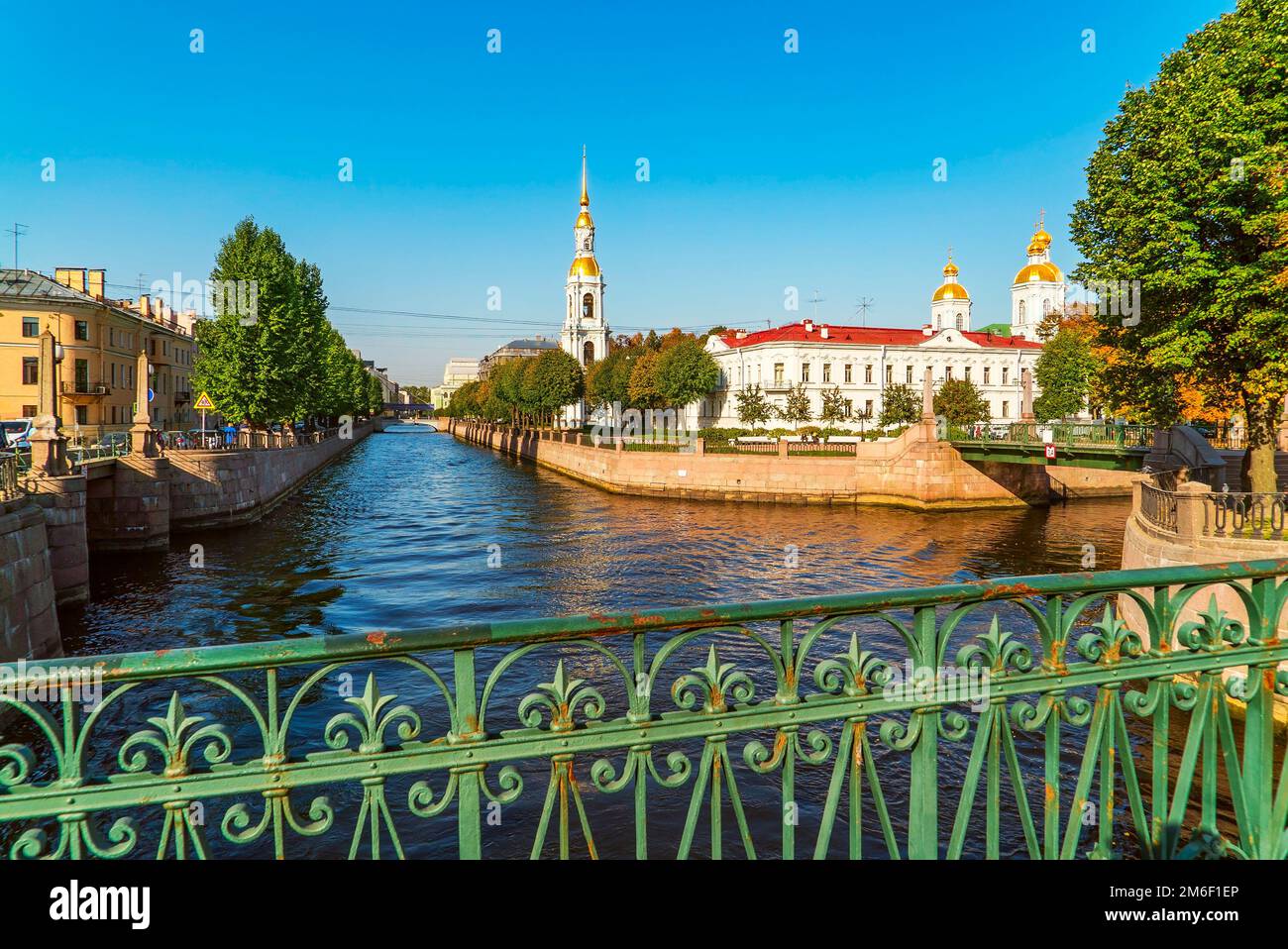Vue sur le dôme de la cathédrale navale de Saint-Nicolas, avec la traversée du canal de Griboyedov et du canal de Kryukov, Semimostye . Sa Banque D'Images