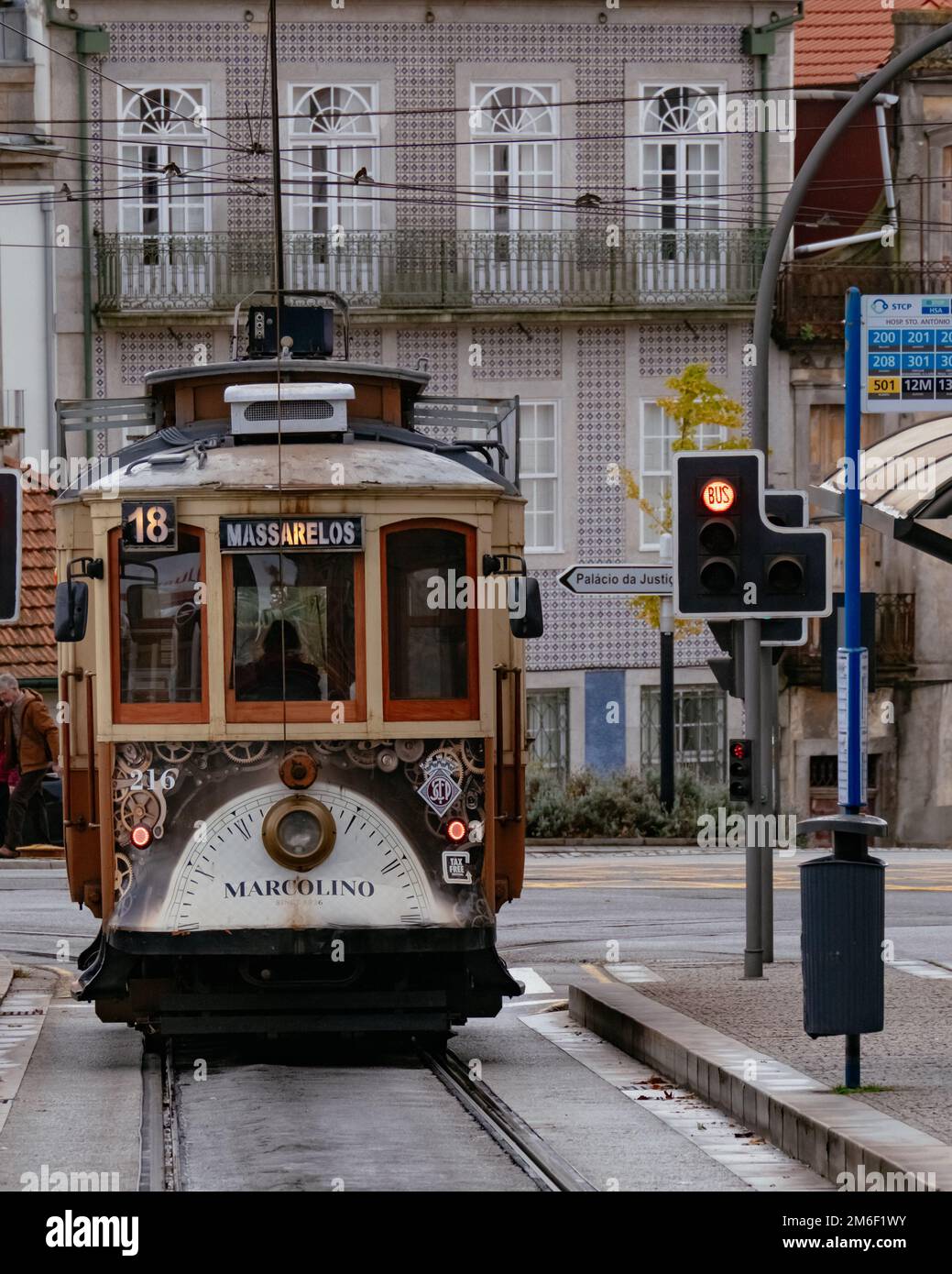 Tramway d'époque avec maisons traditionnelles avec petits balcons - Porto, Portugal Banque D'Images