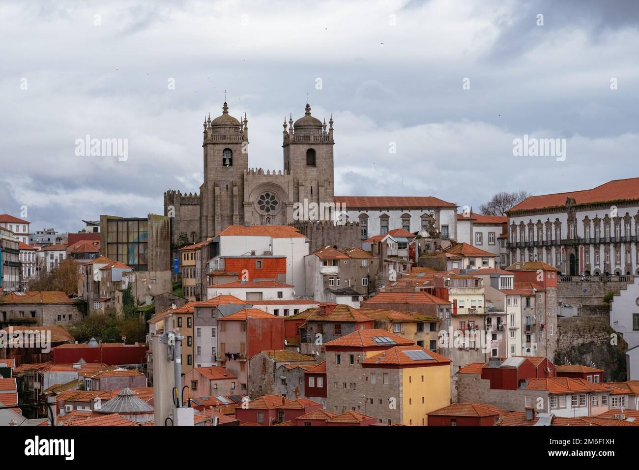 Cathédrale de Sé et maisons traditionnelles colorées aux toits rouges de Miradouro da VitÃ³ria - Porto, Portugal Banque D'Images