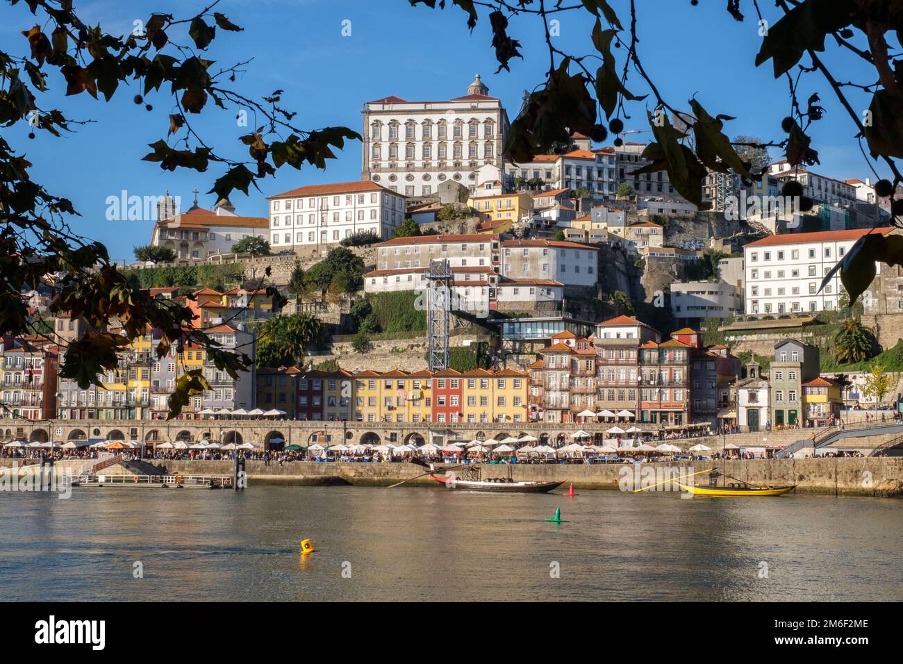 Ribeira do Porto à travers le fleuve Douro de Vila Nova de Gaia - une ville au Portugal Banque D'Images