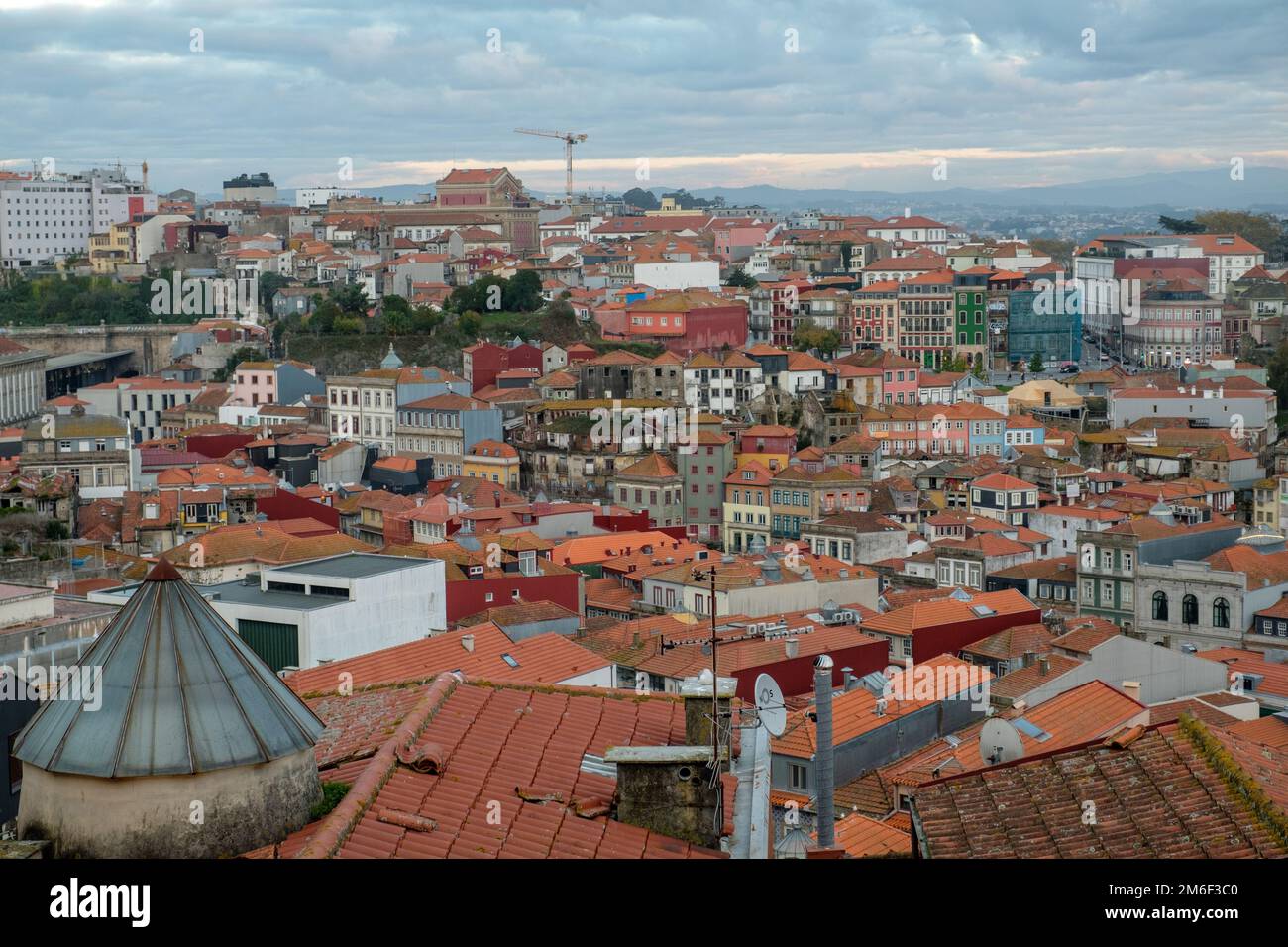 Porto, Portugal. Toits et gratte-ciel Banque D'Images