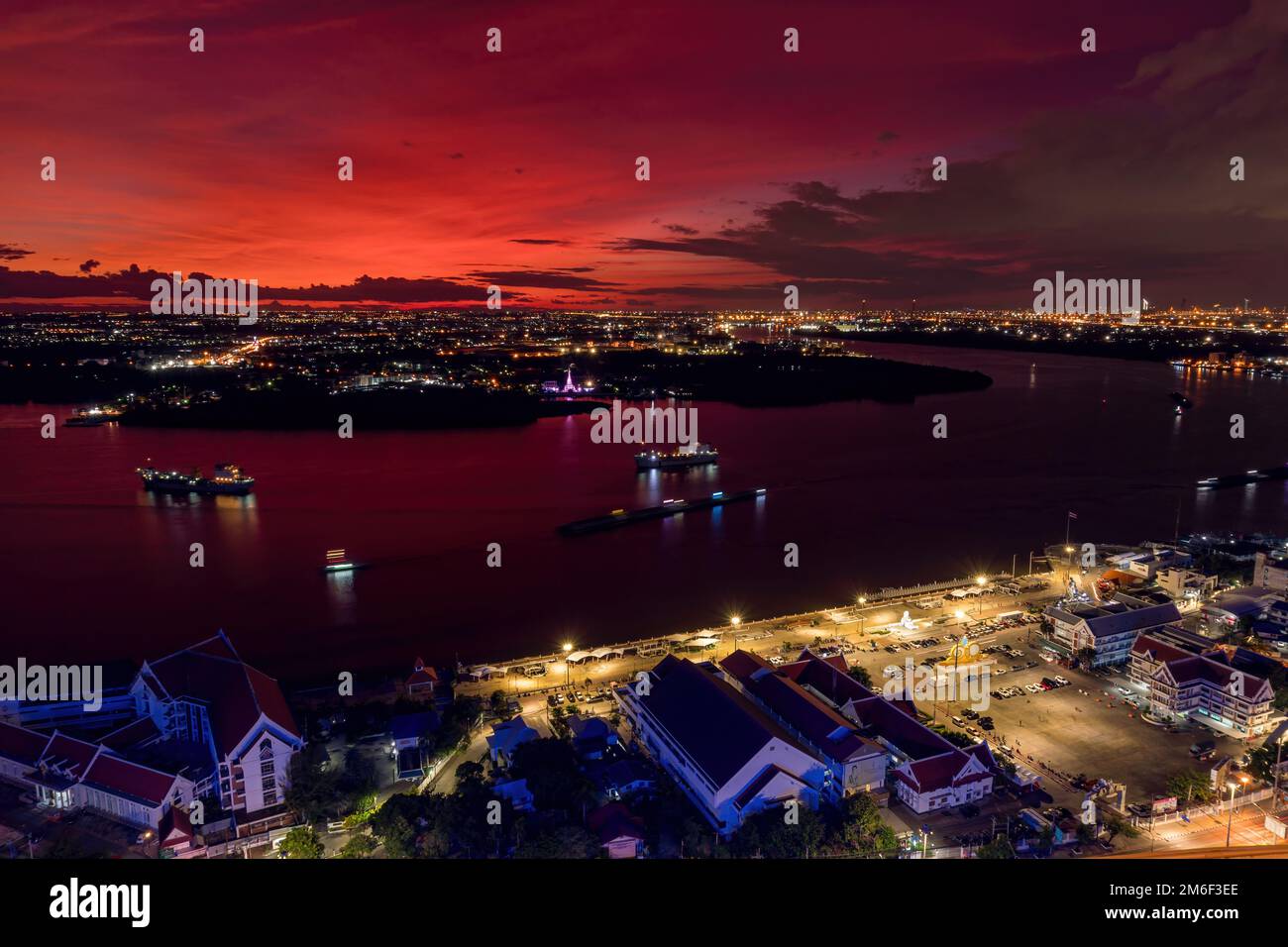 Vue panoramique sur Samut Prakan, Thaïlande. Coucher de soleil sur la rivière Chao Phraya, ciel orange. Banque D'Images