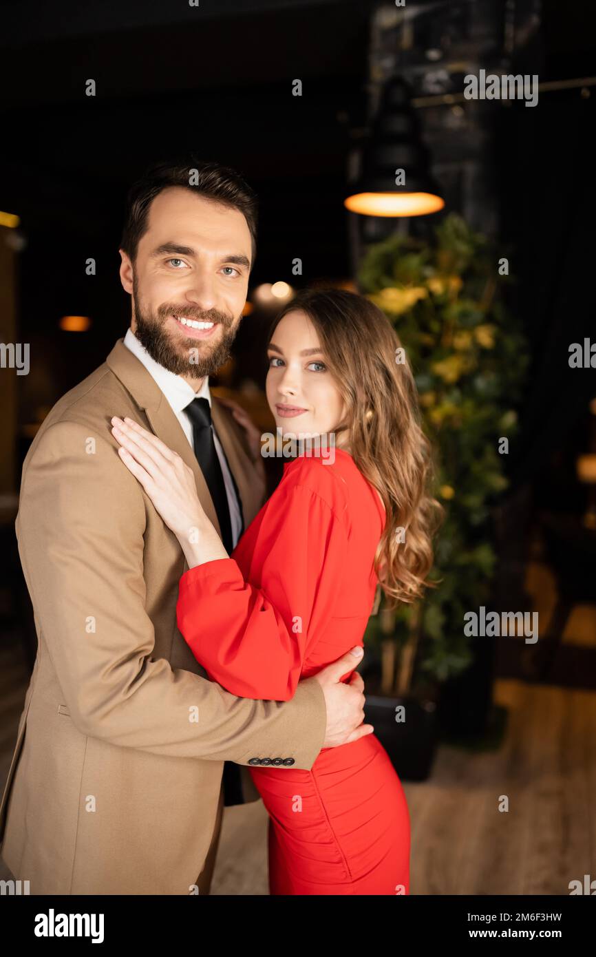 homme souriant et femme en tenue de fete se embrassant les uns les autres le jour de la saint valentin image de stock Photo Stock Alamy