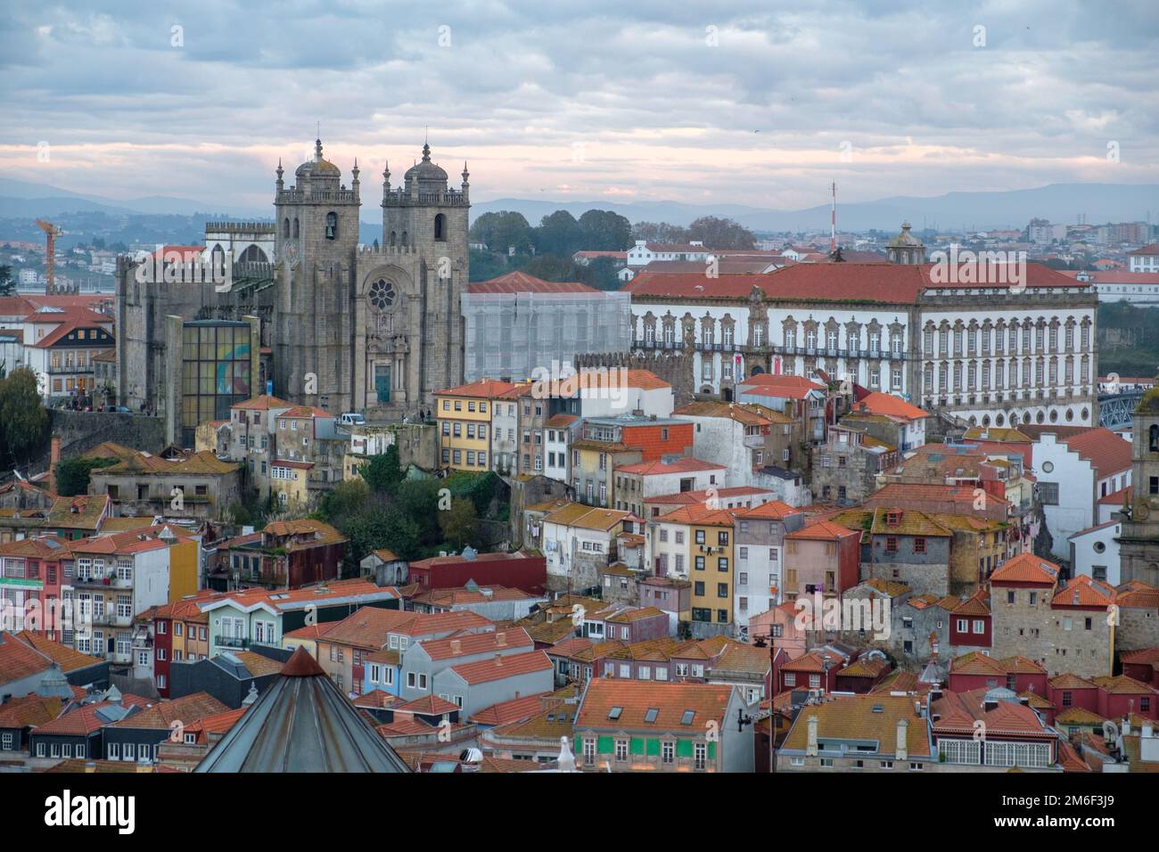 Porto, Portugal. Toits et gratte-ciel Banque D'Images