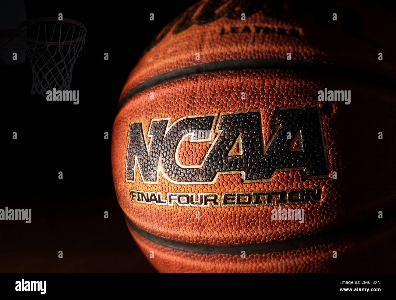 RALEIGH,NC/USA - 12-13-2018: Une édition finale de basket-ball NCAA sur bois dur Banque D'Images